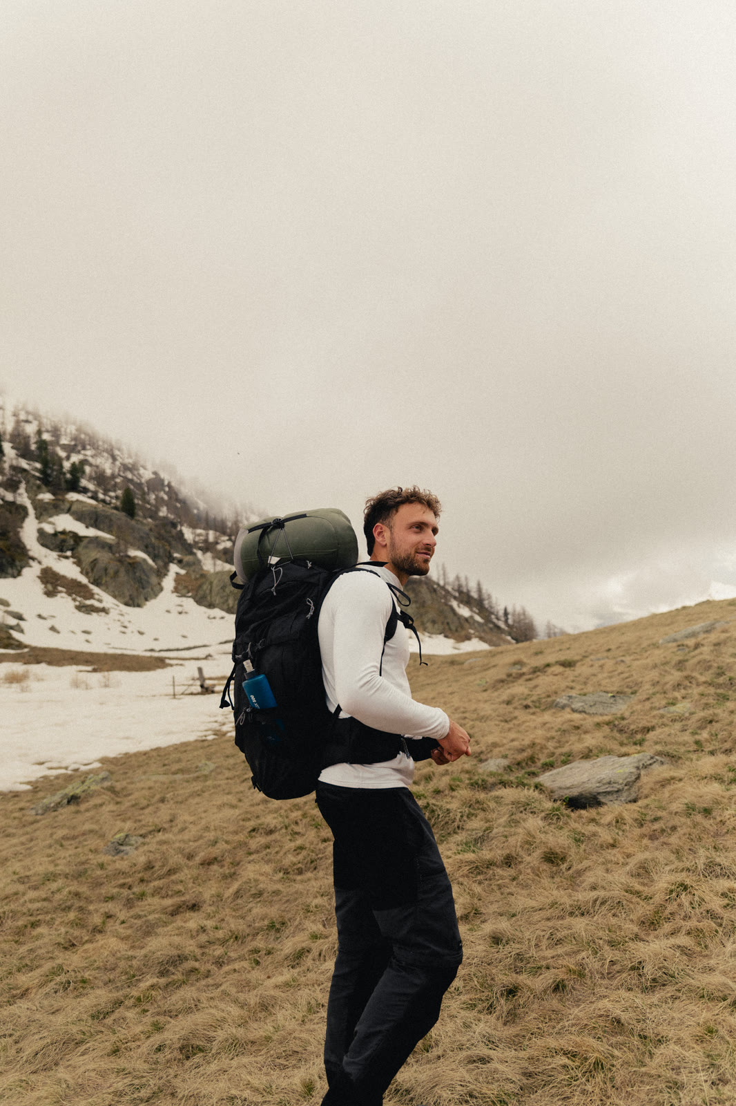 Portrait en randonnée, sac au dos, bras croisés