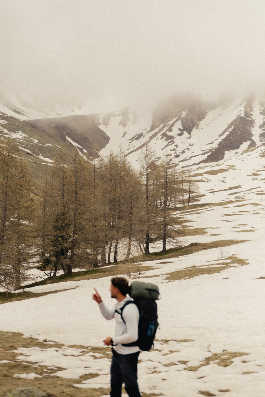Marche dans la neige entre les mélèzes