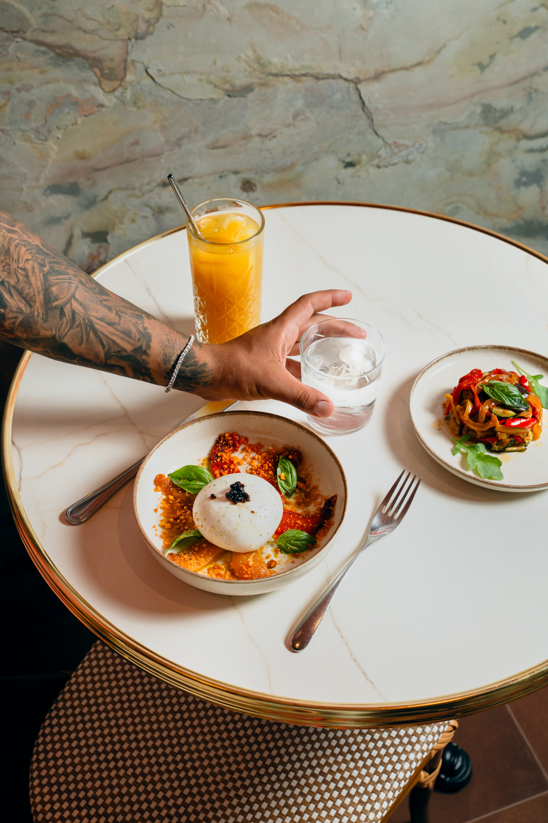 Table en marbre, burrata et jus pressé — restaurant La Nonna