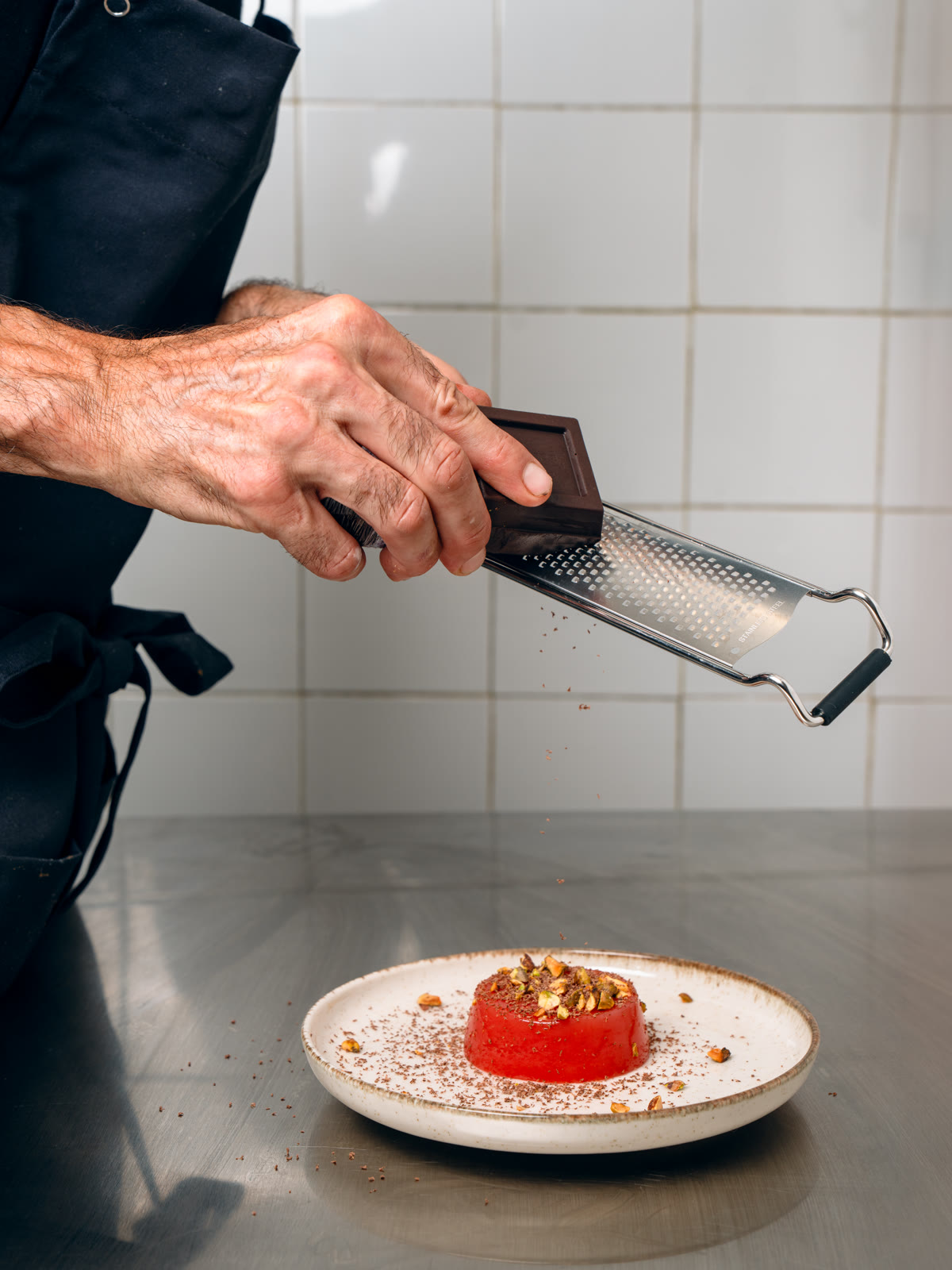 Chocolat râpé sur une panna cotta — restaurant La Nonna