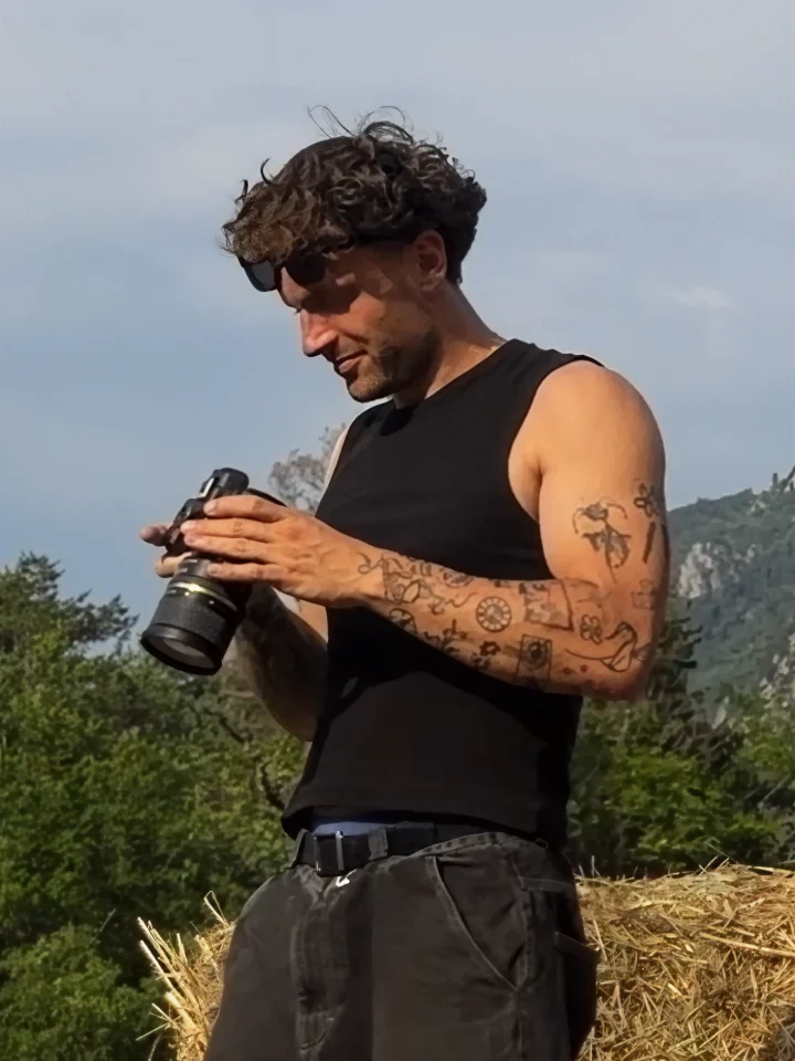 Théo en repérage, appareil à la main