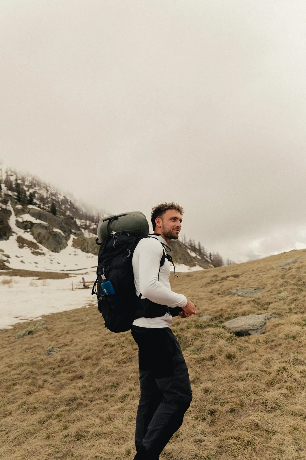 Portrait en randonnée, sac au dos, bras croisés
